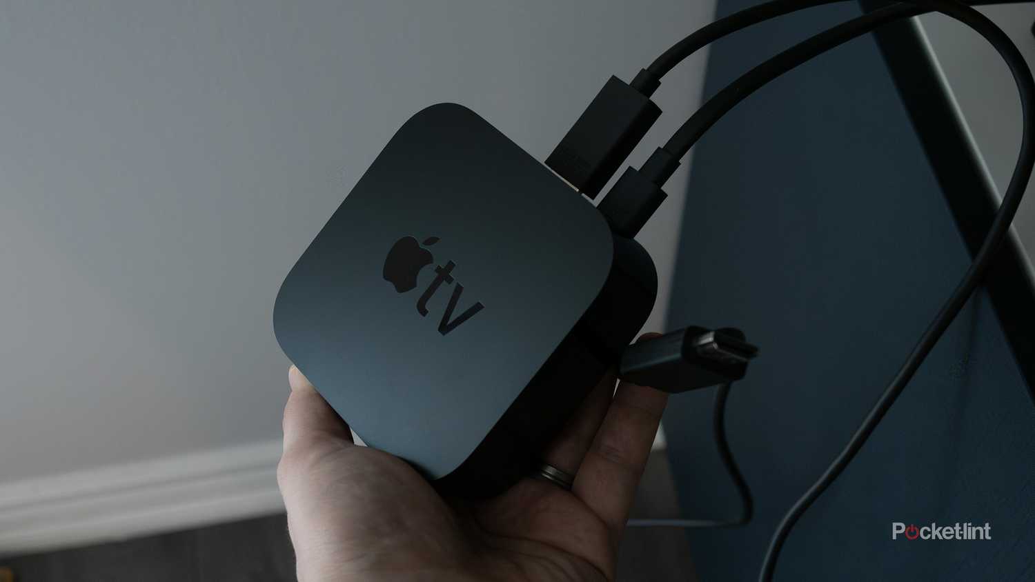 دستی که دارای یک Apple TV 4K است.