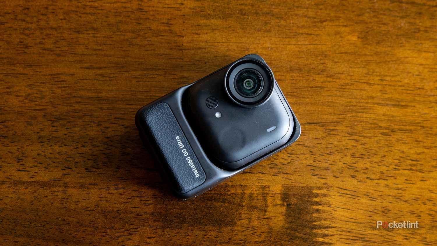 عکسی ثابت از صفحه نمایش Ultra Liing Side insta360 روی یک میز