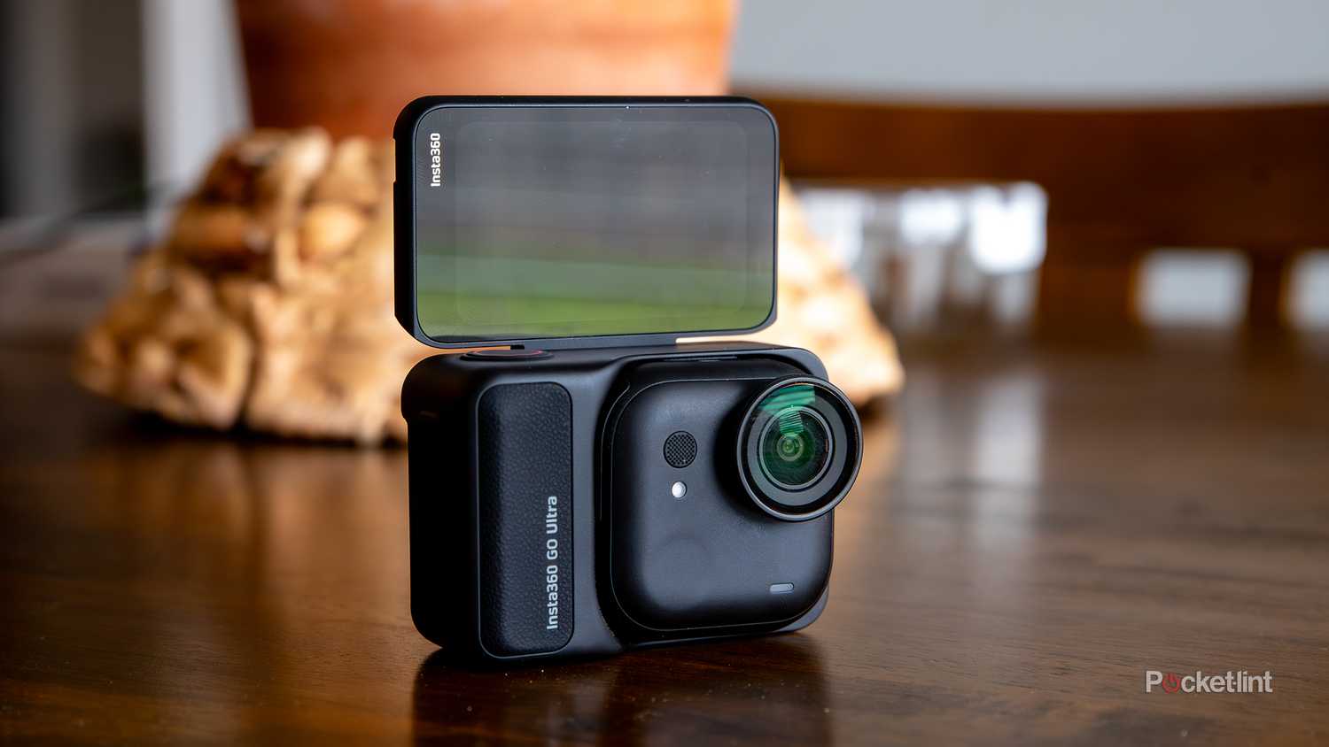 یک عکس ثابت از Insta360 Go Ultra با صفحه نمایش عقب به حالت سلفی می چرخد.