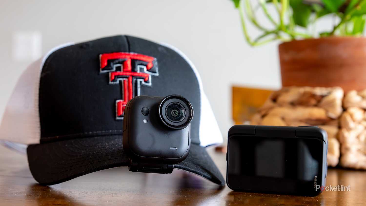 عکسی که هنوز از اینستا 360 می رود روی یک کلاه بریده شده است. 