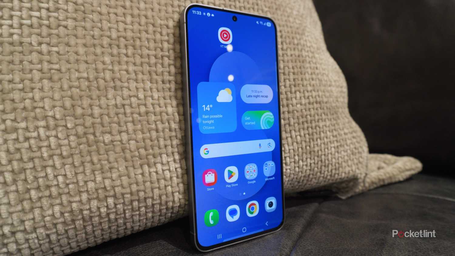 گلکسی S25 FE در مقابل یک کوسن استراحت می کند.