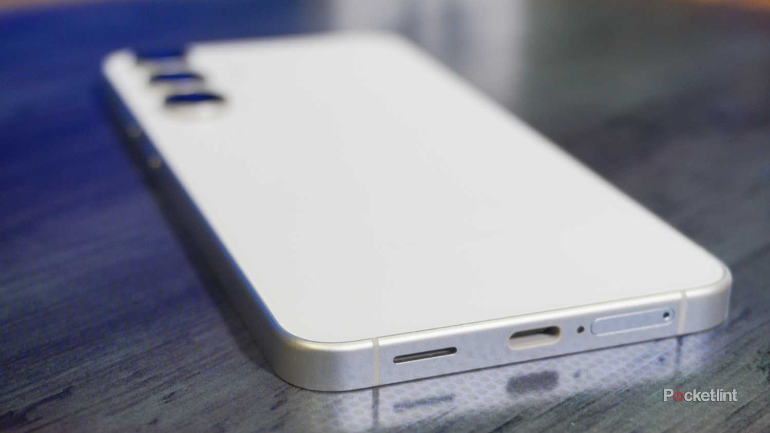 درگاه USB-C ، بلندگو و سینی سیم بر روی Galaxy S25 Fe.