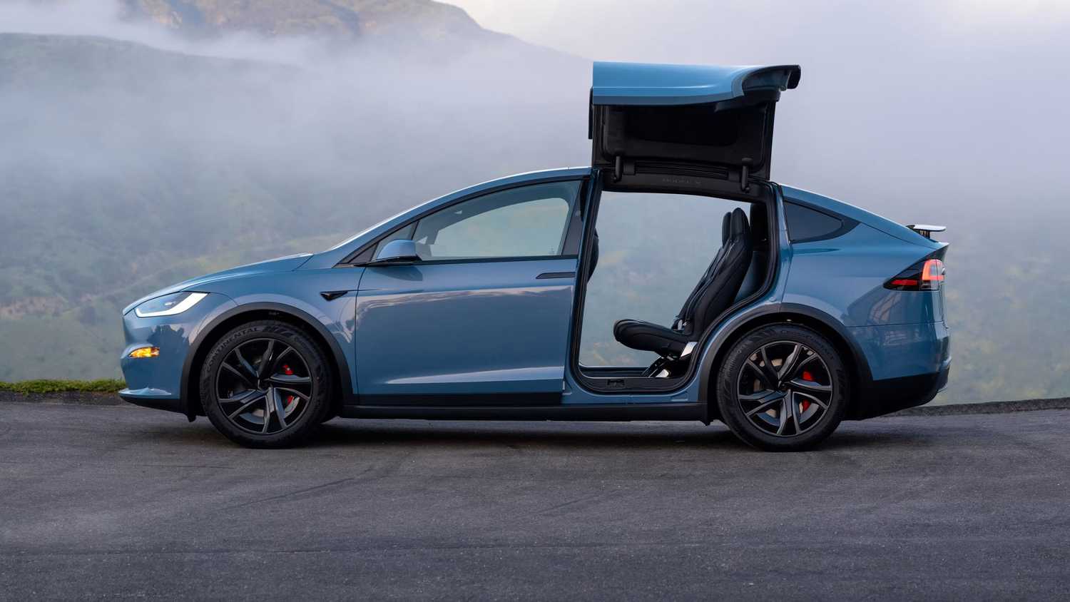 مدل X Tesla با درهای Falcon باز است. 