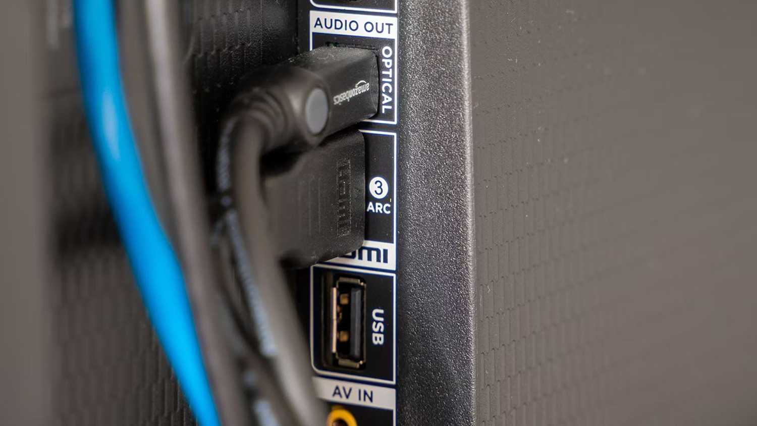 درگاه های HDMI ، نوری و USB در تلویزیون.