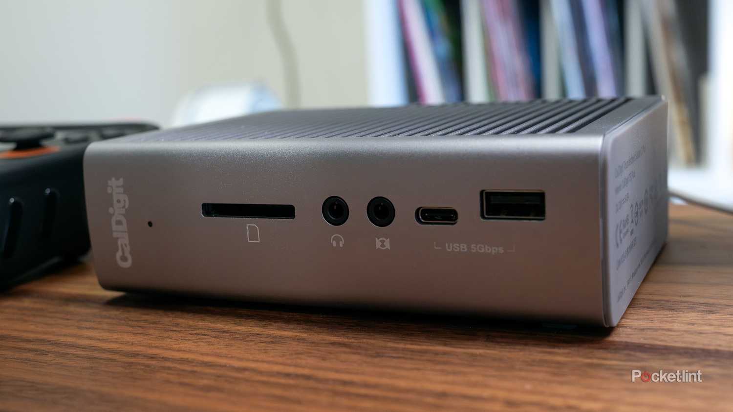 یک مرکز USB که روی میز نشسته است.
