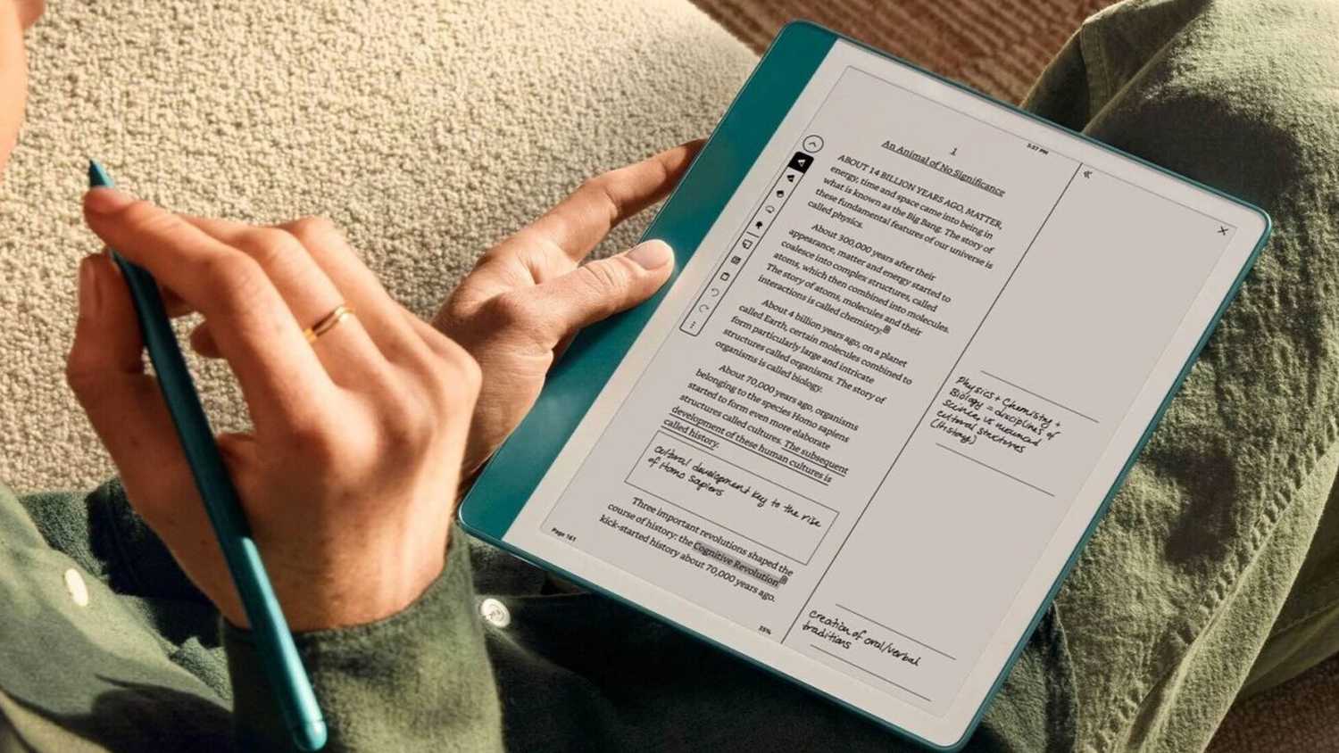 شخصی که در مورد کاتب Kindle یادداشت می گیرد.