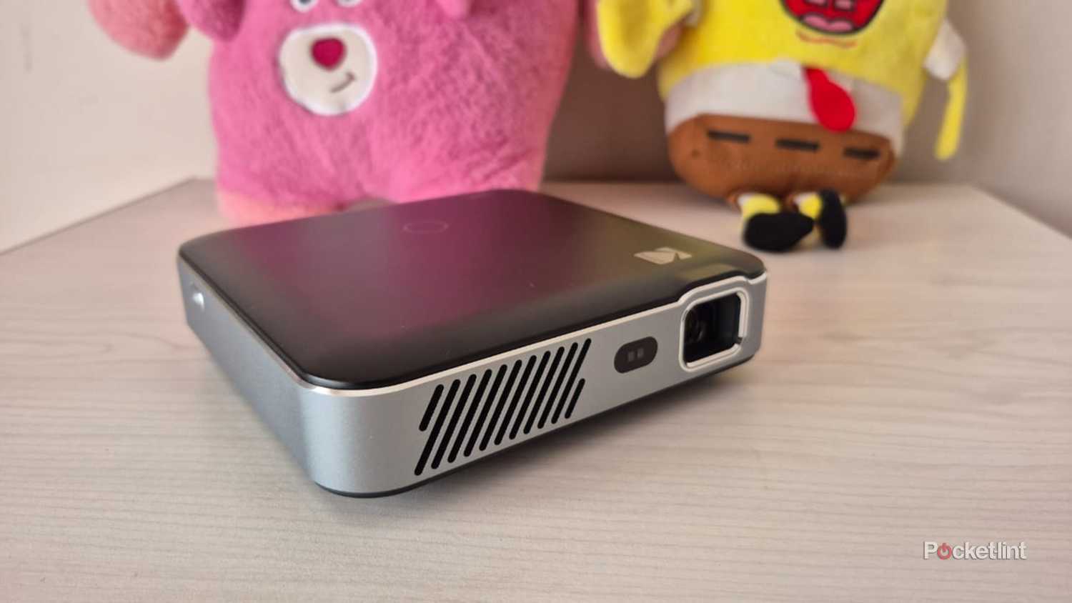 نمای جلوی پروژکتور Kodak Luma 500.