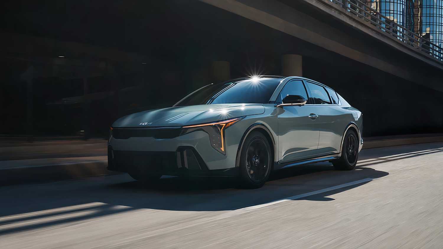 عکسی هنوز از سال 2025 Kia K4 که در خیابان حرکت می کند. 