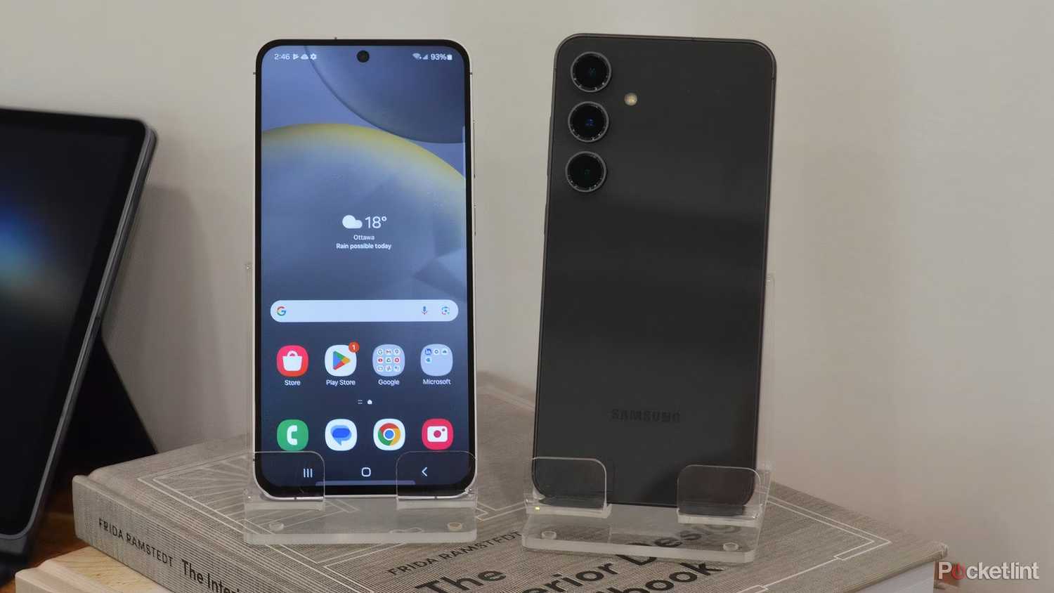 دو Galaxy S24 FES در کنار هم در غرفه ها. 