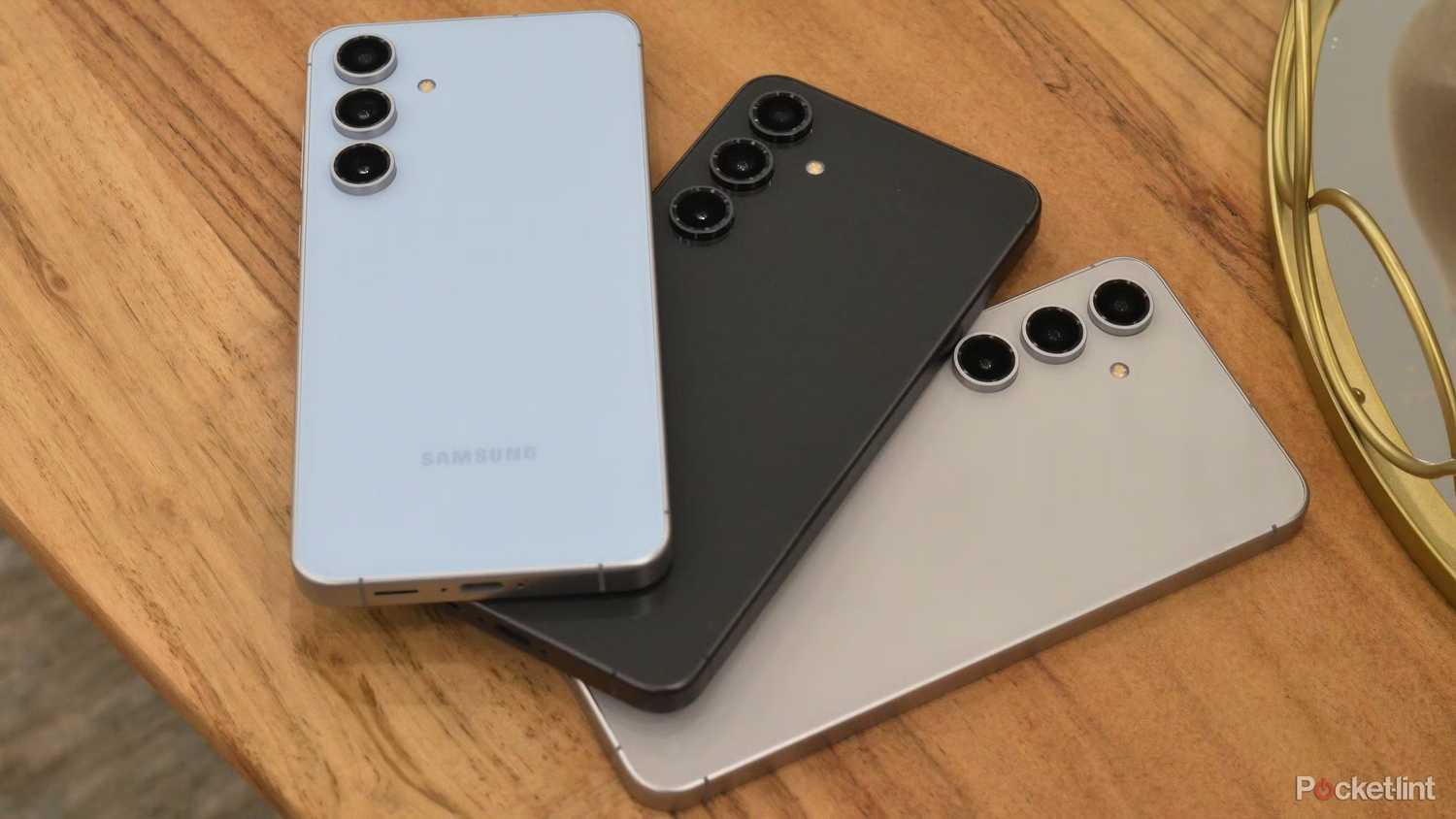 سه Samsung Galaxy S24 FES روی یک میز. 