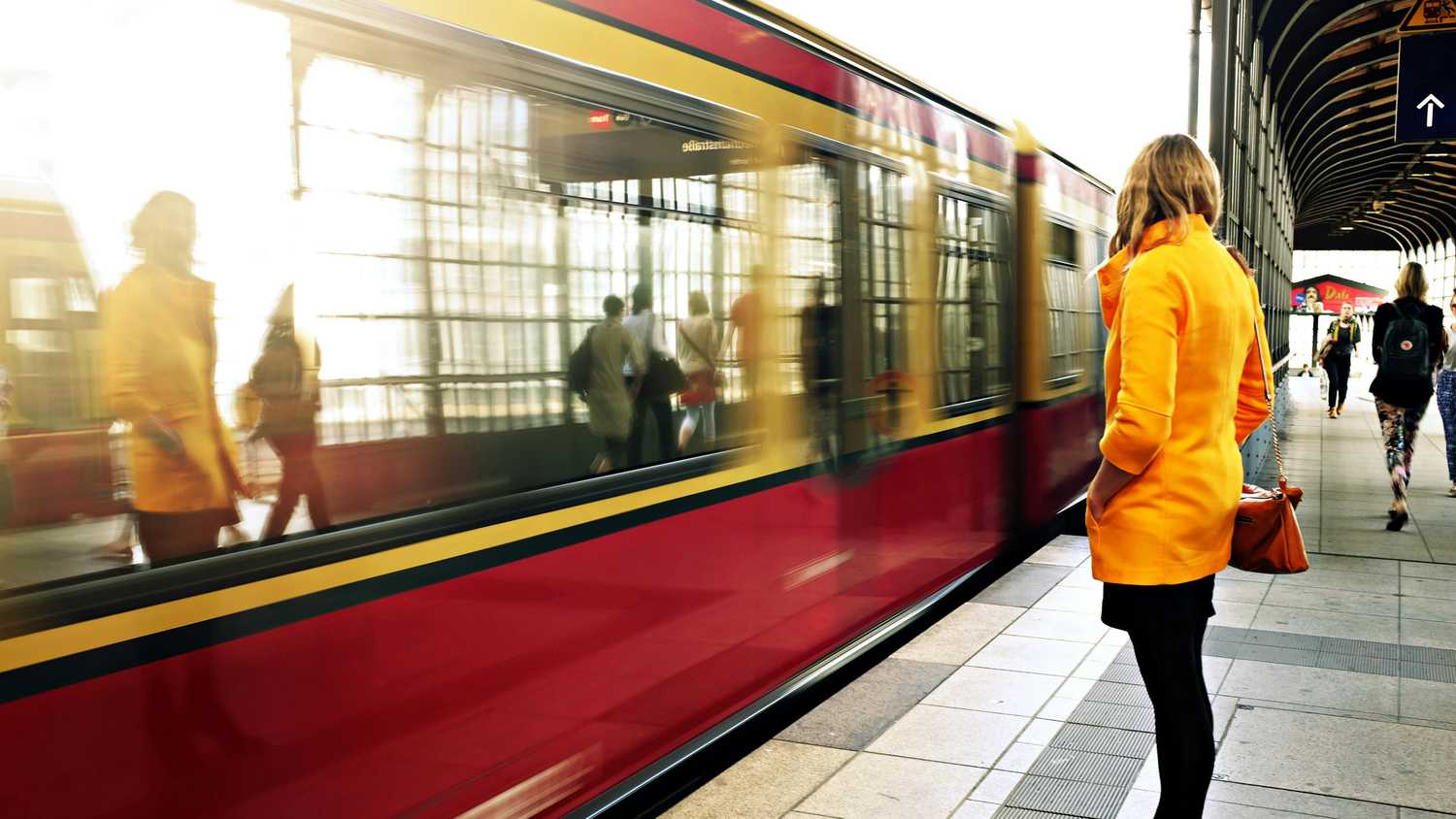 زنی که روی سکوی قطار ایستاده است. 