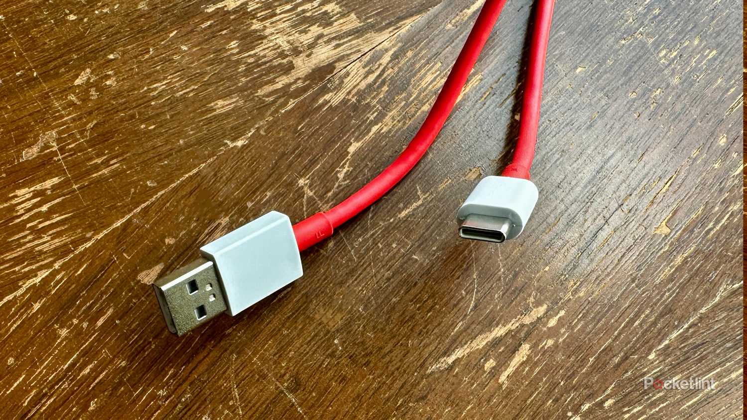 کابل های Red USB-A و USB-C در سینه سرو قدیمی.