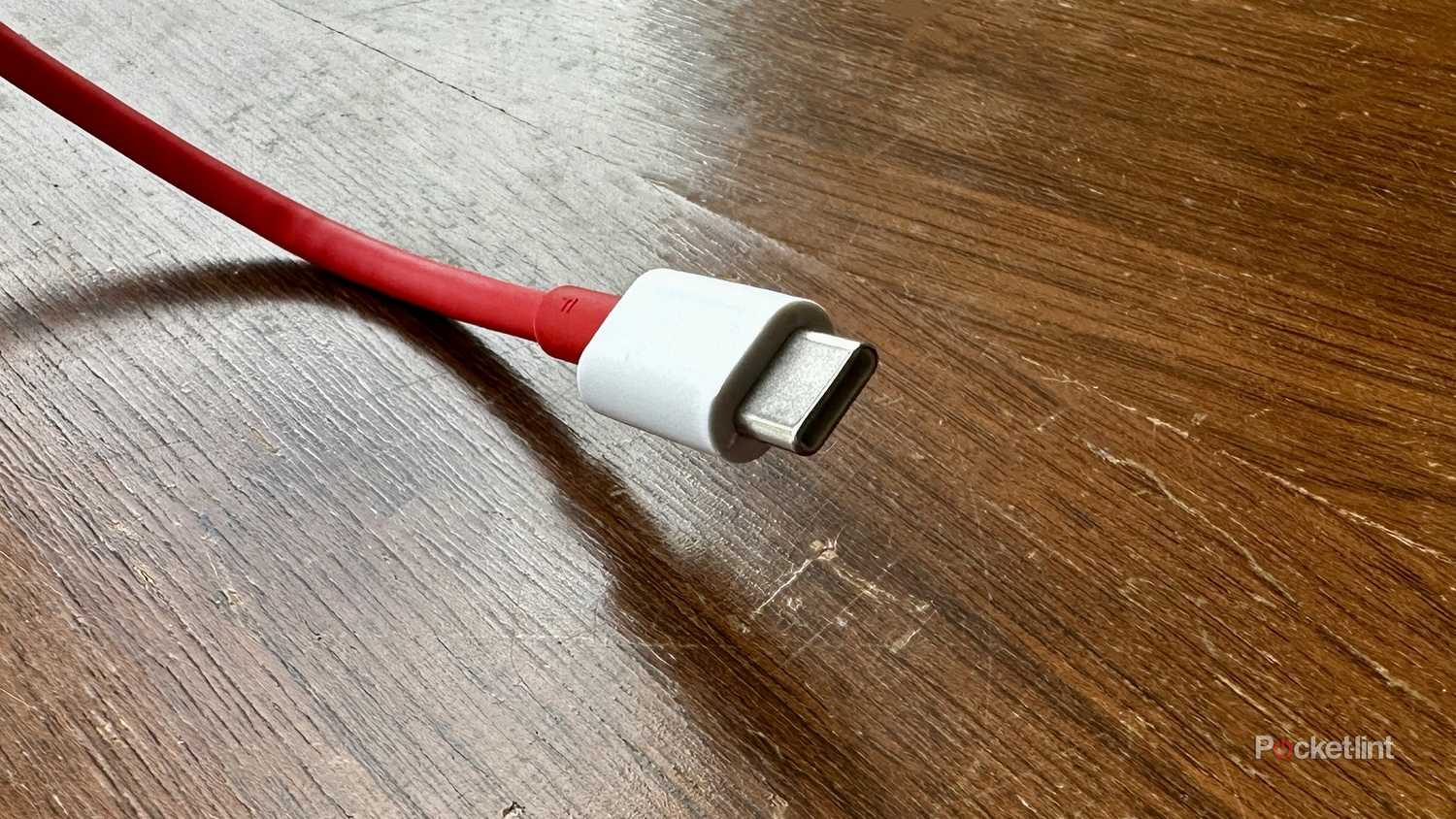 یک کابل USB-C قرمز روی سینه سرو قدیمی.