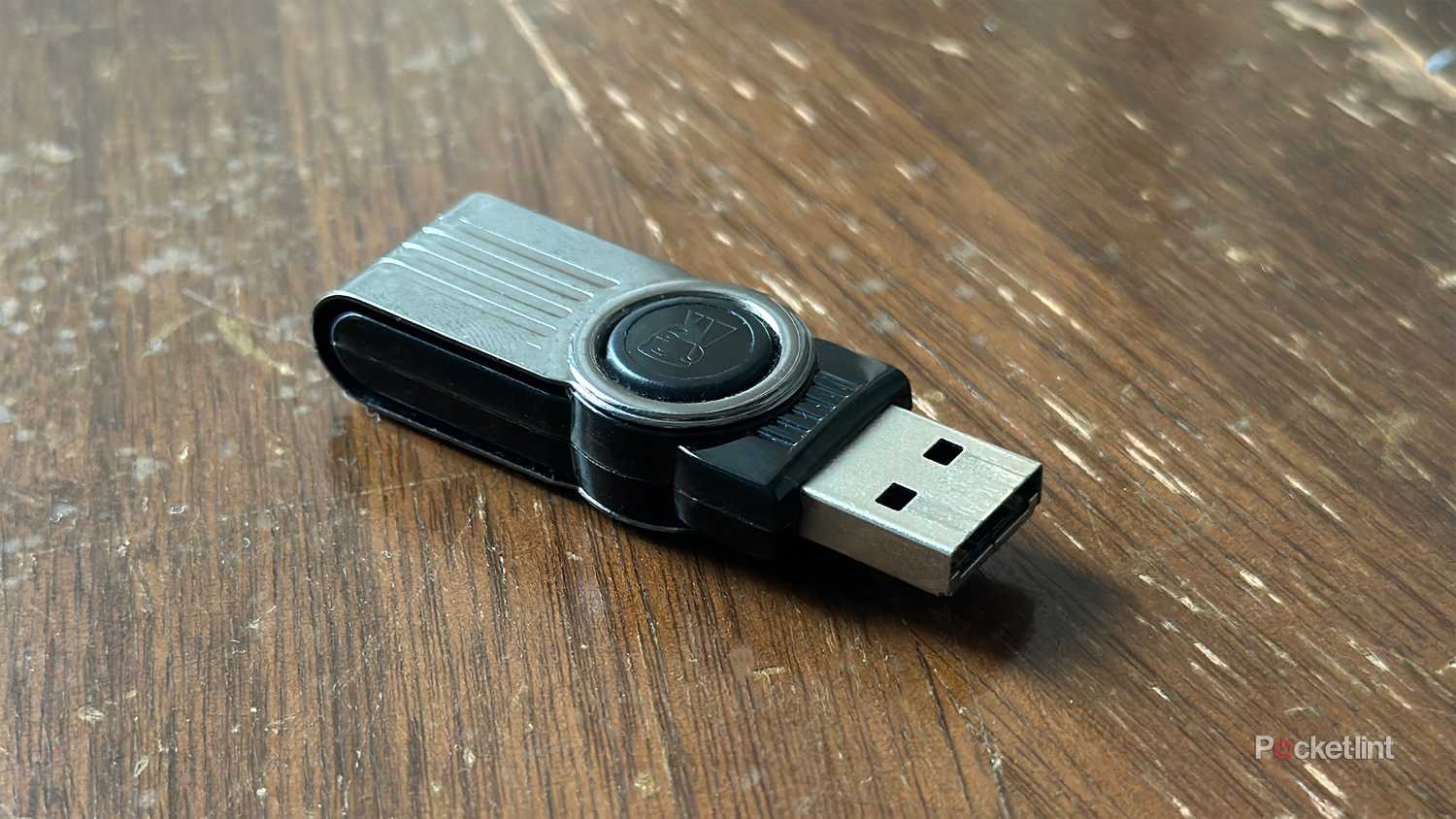 یک چوب USB روی یک جعبه ذخیره سازی چوبی قدیمی.