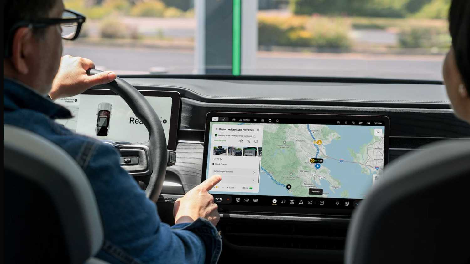 با استفاده از نقشه های Google در یک Rivian. 