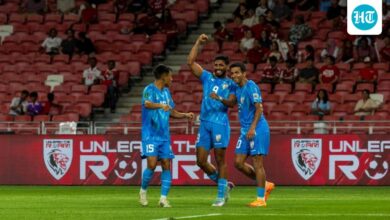 رحیم علی به 10 مرد هند کمک می کند تا با یک امتیاز فرار کند