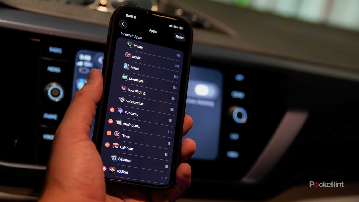 یک عکس ثابت از آیفون 16 Pro با استفاده از تنظیمات CarPlay برای تنظیم مجدد برنامه ها در iOS 26 ،
