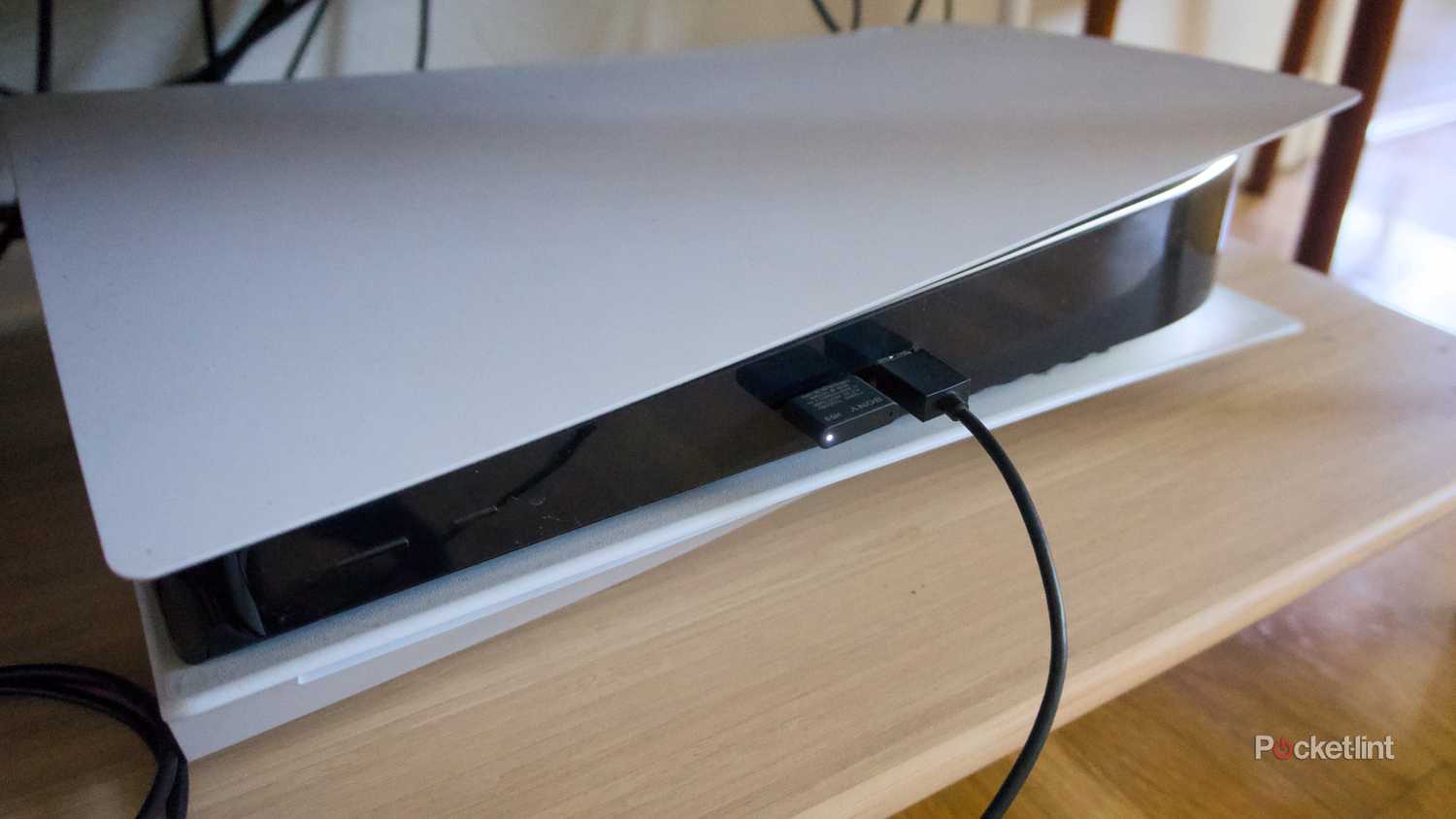 یک دانگل InZone H9 II به PS5 وصل شد.