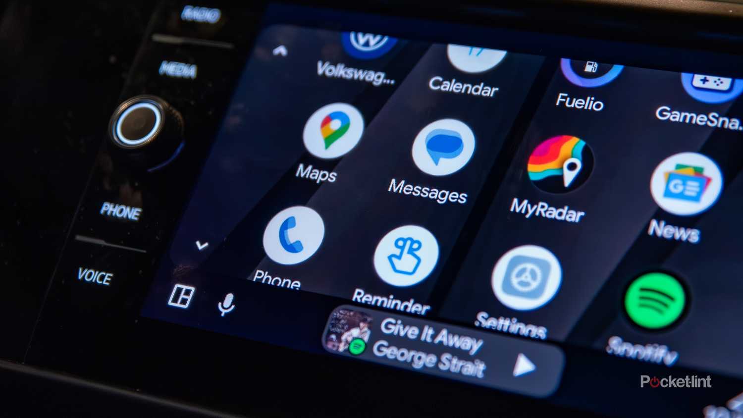 یک عکس هنوز هم بر روی نماد پیام های نمایشگر برنامه Android Auto متمرکز است.