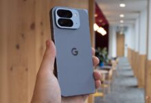Pixel 10 Pro Fold با مشکل باتری مواجه شد که به معنای واقعی کلمه یک علامت سوال است