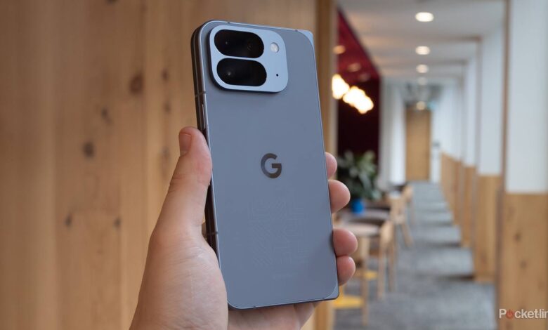 Pixel 10 Pro Fold با مشکل باتری مواجه شد که به معنای واقعی کلمه یک علامت سوال است
