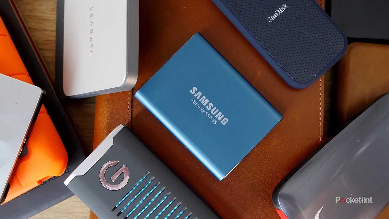 مجموعه ای از SSD های خارجی.