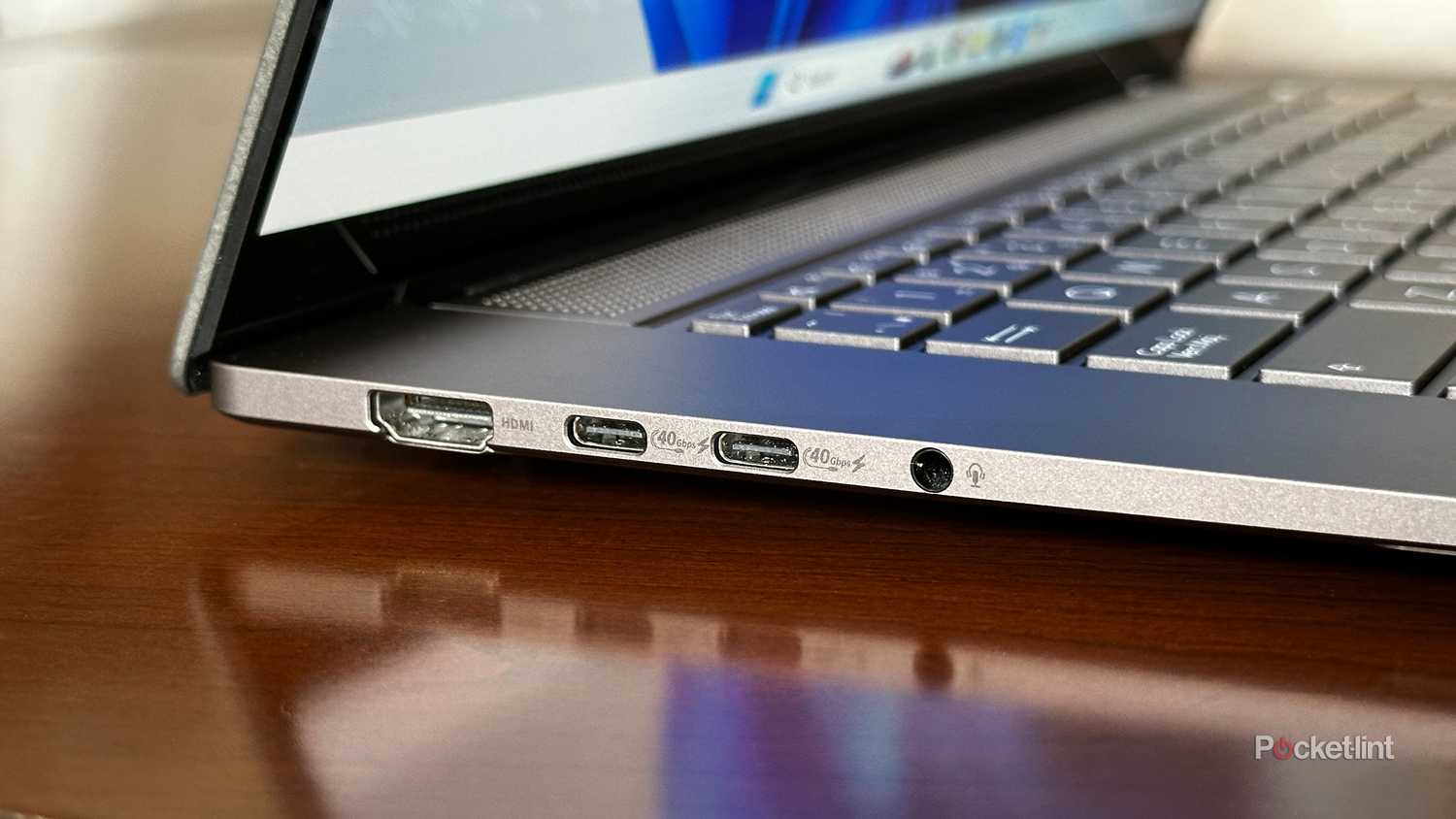 پورت های USB-C در لپ تاپ ایسوس ویندوز 11.