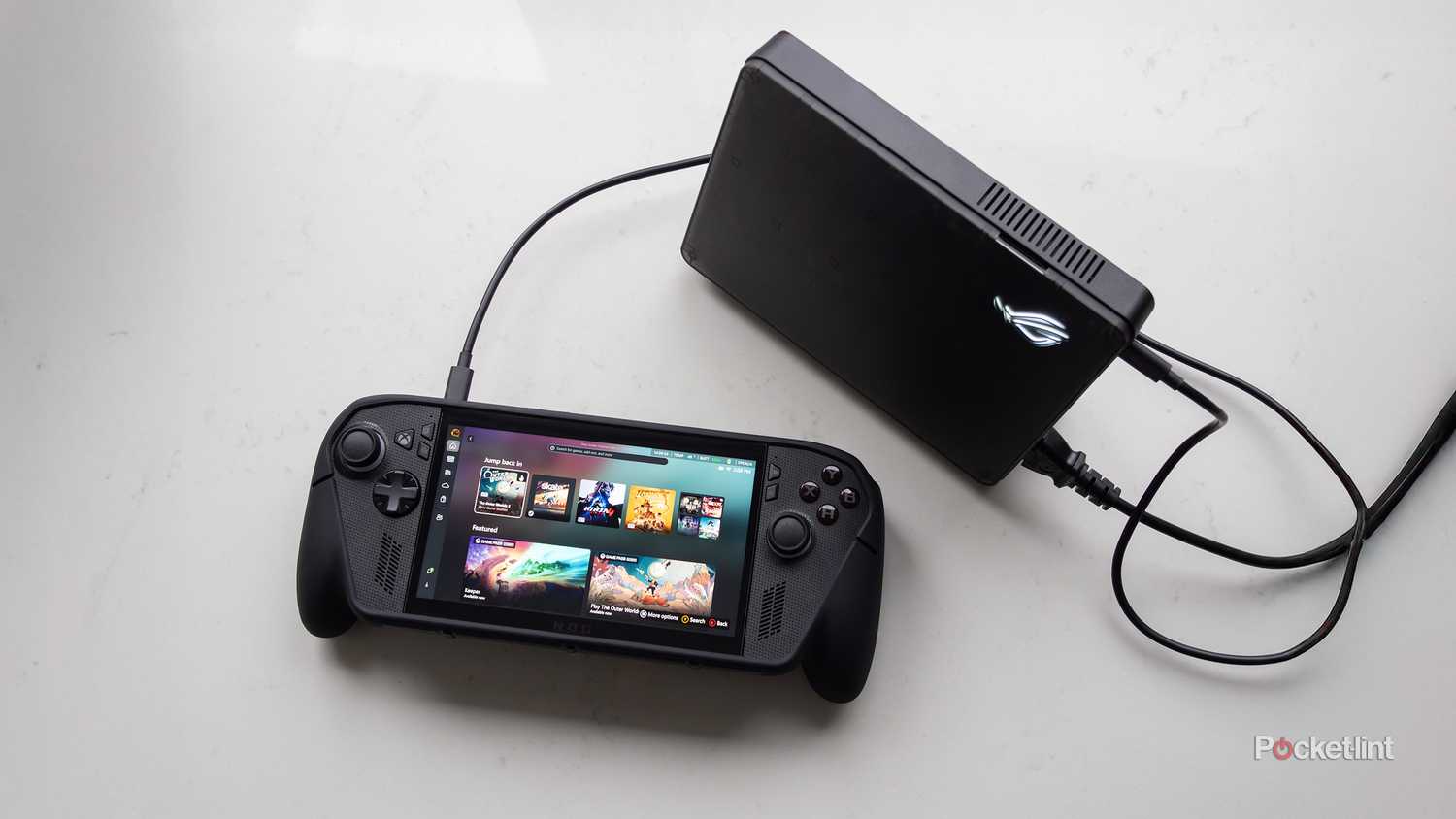 ROG XG Mobile eGPU که در کنار ROG Xbox Ally X قرار دارد.