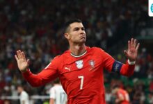 کریستیانو رونالدو پس از اینکه سرمربی ایرلند او را به "کنترل داور" متهم کرد، به هواداران حریف میگوید که او را هو کنند.