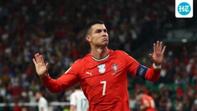 کریستیانو رونالدو پس از اینکه سرمربی ایرلند او را به "کنترل داور" متهم کرد، به هواداران حریف میگوید که او را هو کنند.