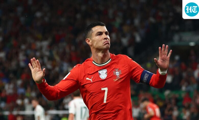 کریستیانو رونالدو پس از اینکه سرمربی ایرلند او را به "کنترل داور" متهم کرد، به هواداران حریف می‌گوید که او را هو کنند.