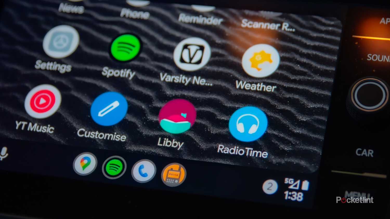 یک عکس ثابت از صفحه انتخاب برنامه Android Auto که برنامه RadioTime را نشان می دهد. 