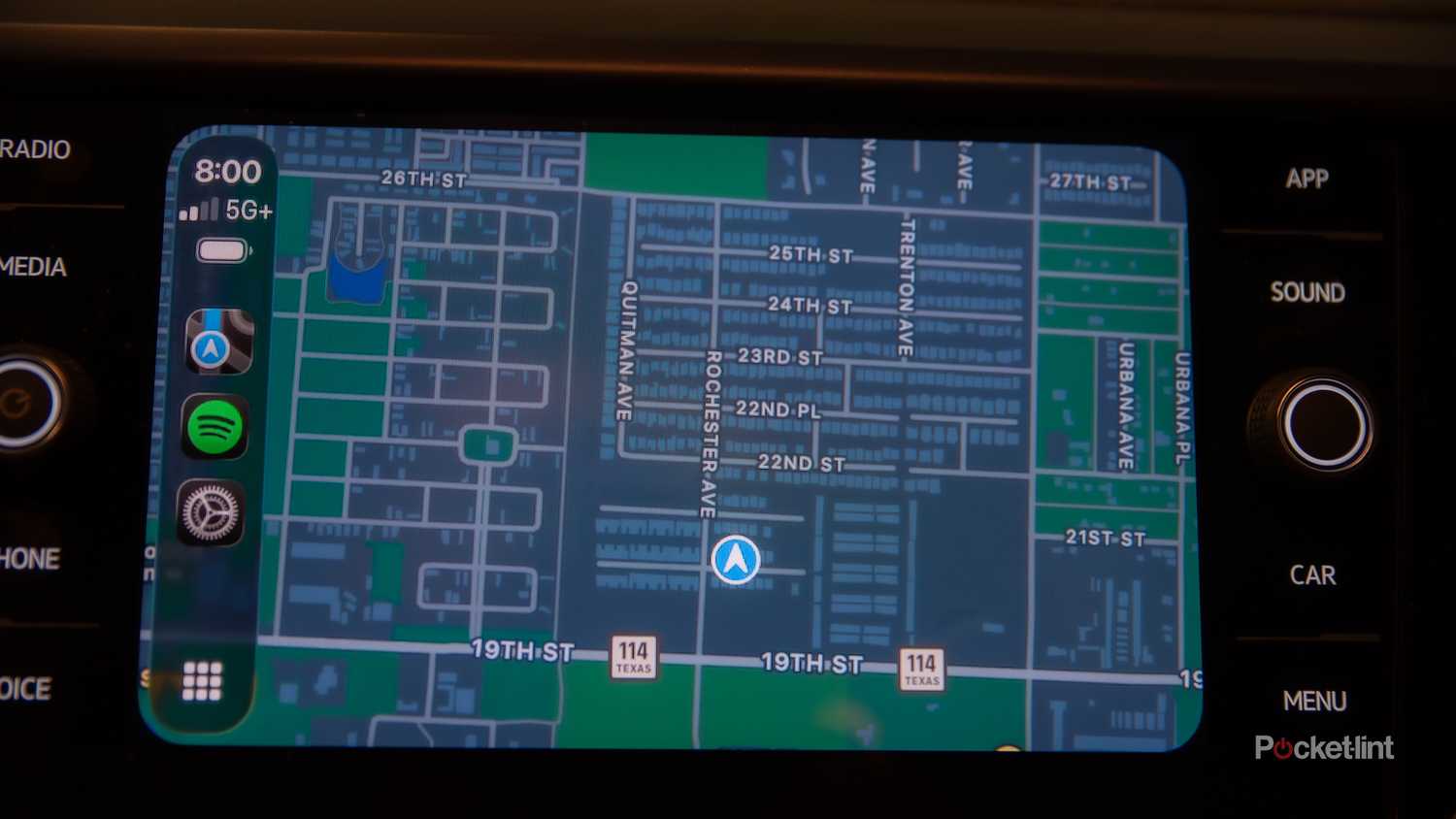 یک عکس ثابت از Apple Maps که در Apple CarPlay iOS 26 نمایش داده شده است. 