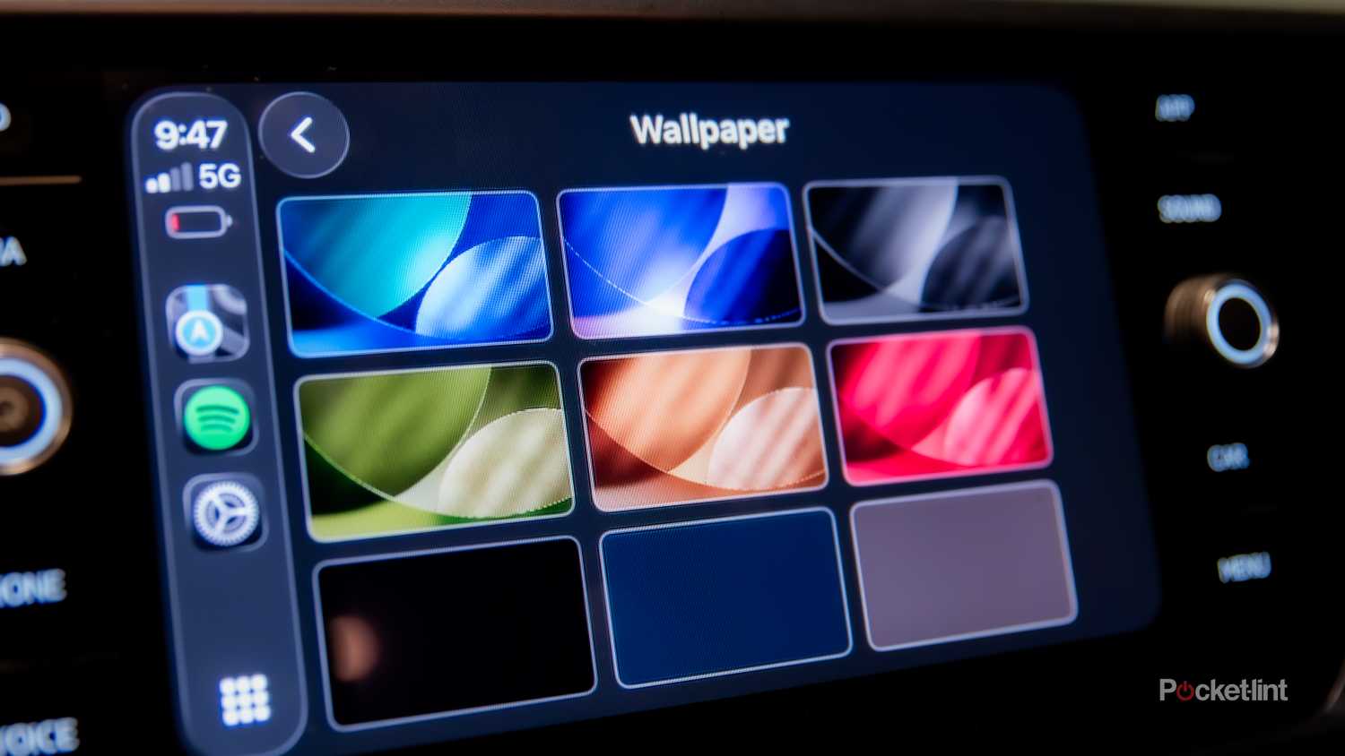 یک عکس ثابت از صفحه تنظیمات تصویر زمینه در Apple CarPlay iOS 26.