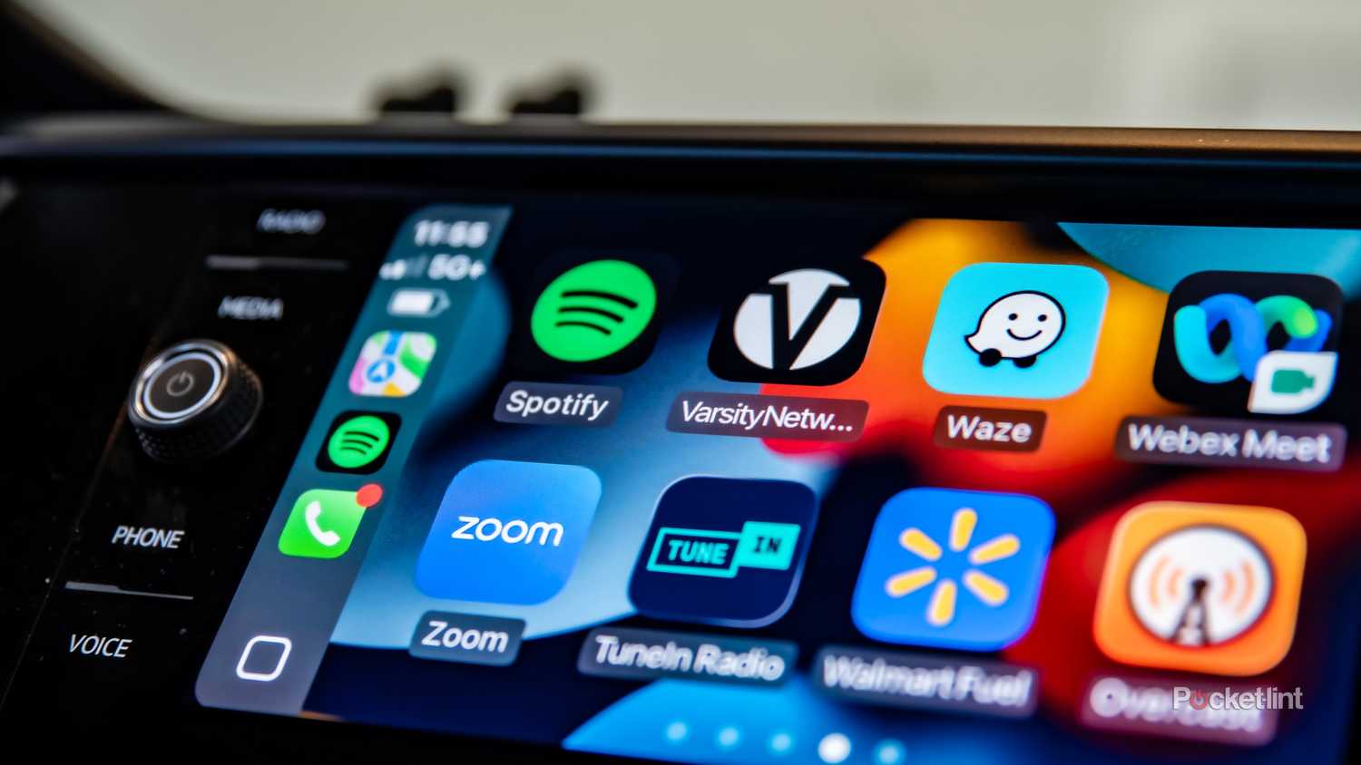 یک عکس ثابت که برنامه شبکه Varsity را روی صفحه CarPlay نشان می‌دهد.