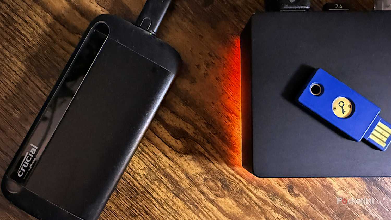 یک SSD Crucial X8 به داک Razer Thunderbolt 4 متصل شده است.