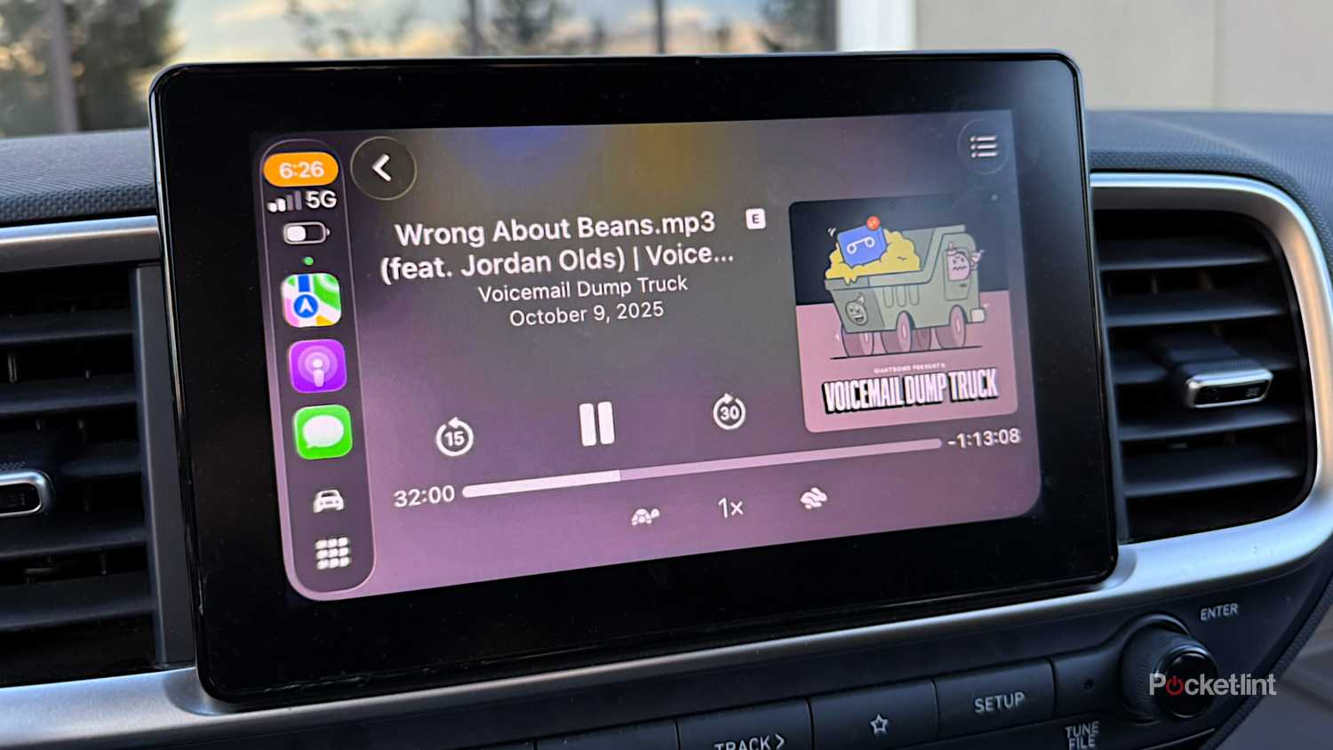 گوش دادن به کامیون کمپرسی پست صوتی در iOS 26 CarPlay.
