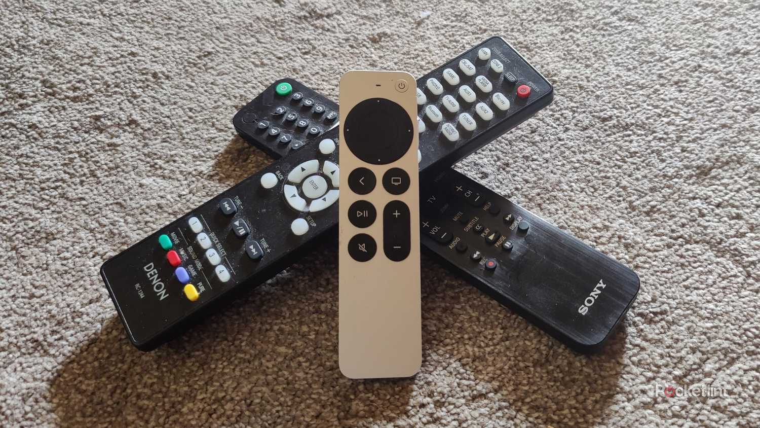 کنترل از راه دور Apple TV 4K روی دو کنترل از راه دور.