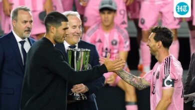 کارلوس آلکاراز پس از رسیدن اینتر میامی به اولین فینال جام MLS جام قهرمانی را در کراس اوور پر ستاره به لیونل مسی اهدا کرد.