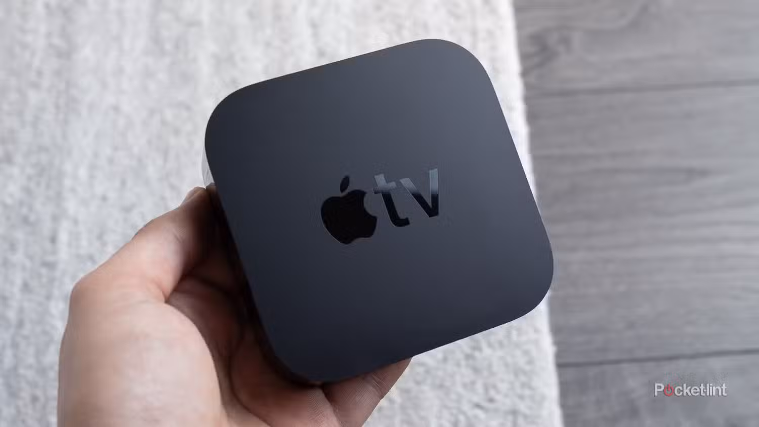 شخصی که Apple TV 4K را در دست دارد.