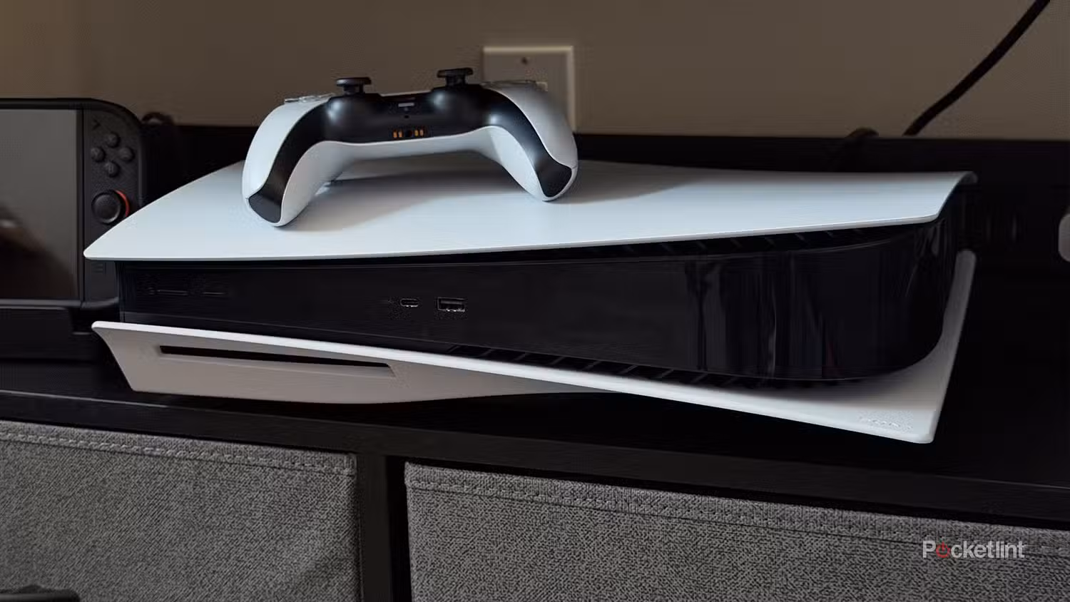 PS5 روی پایه تلویزیون.