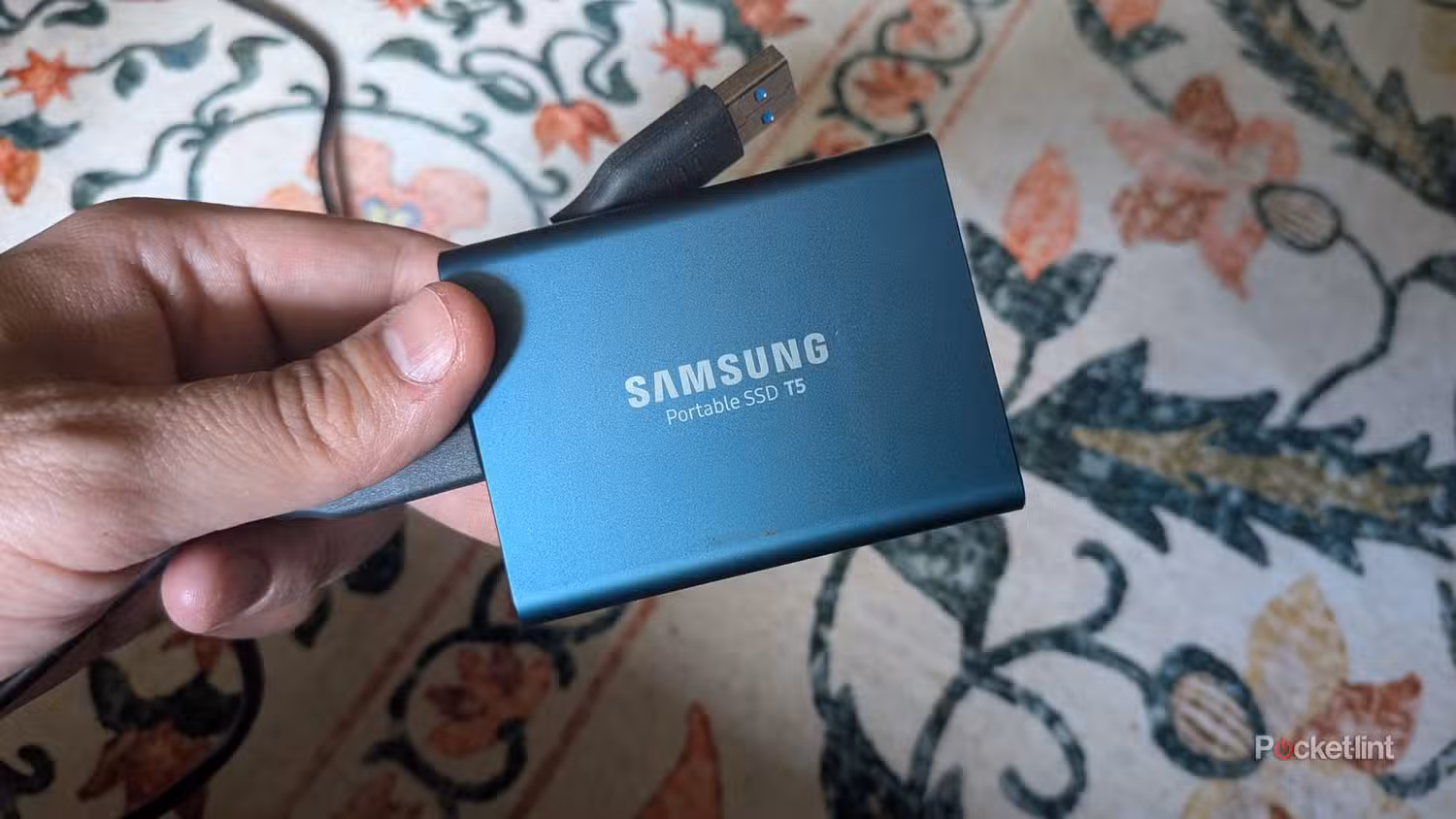 یک SSD قابل حمل سامسونگ آبی.