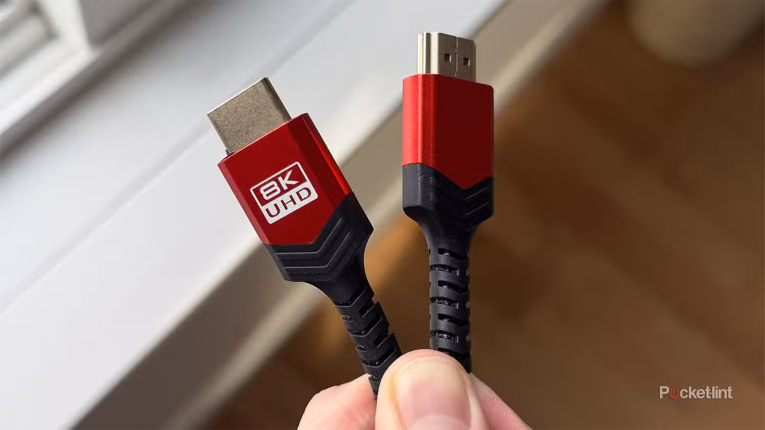شخصی که کابل HDMI 8K را در دست دارد.