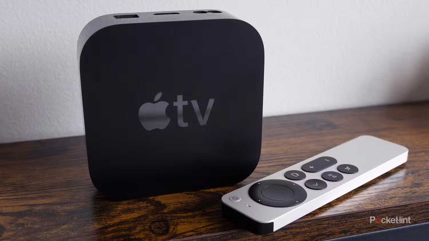 Apple TV 4K و ریموت روی میز.