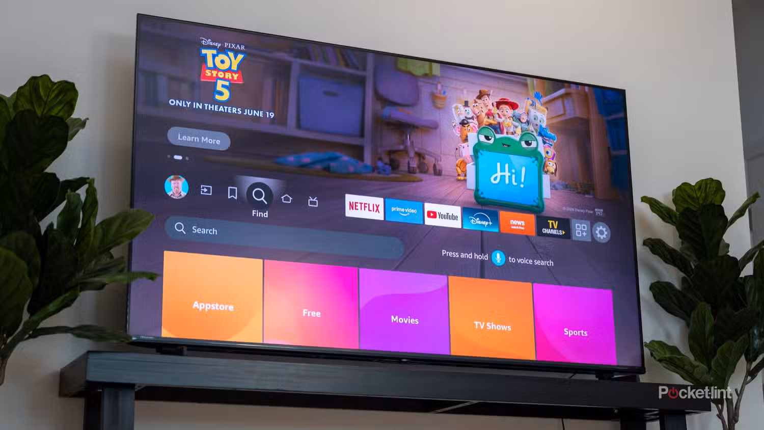 Hisense U6SF صفحه اصلی Fire TV را با تبلیغات Toy Story 5 نمایش می دهد.