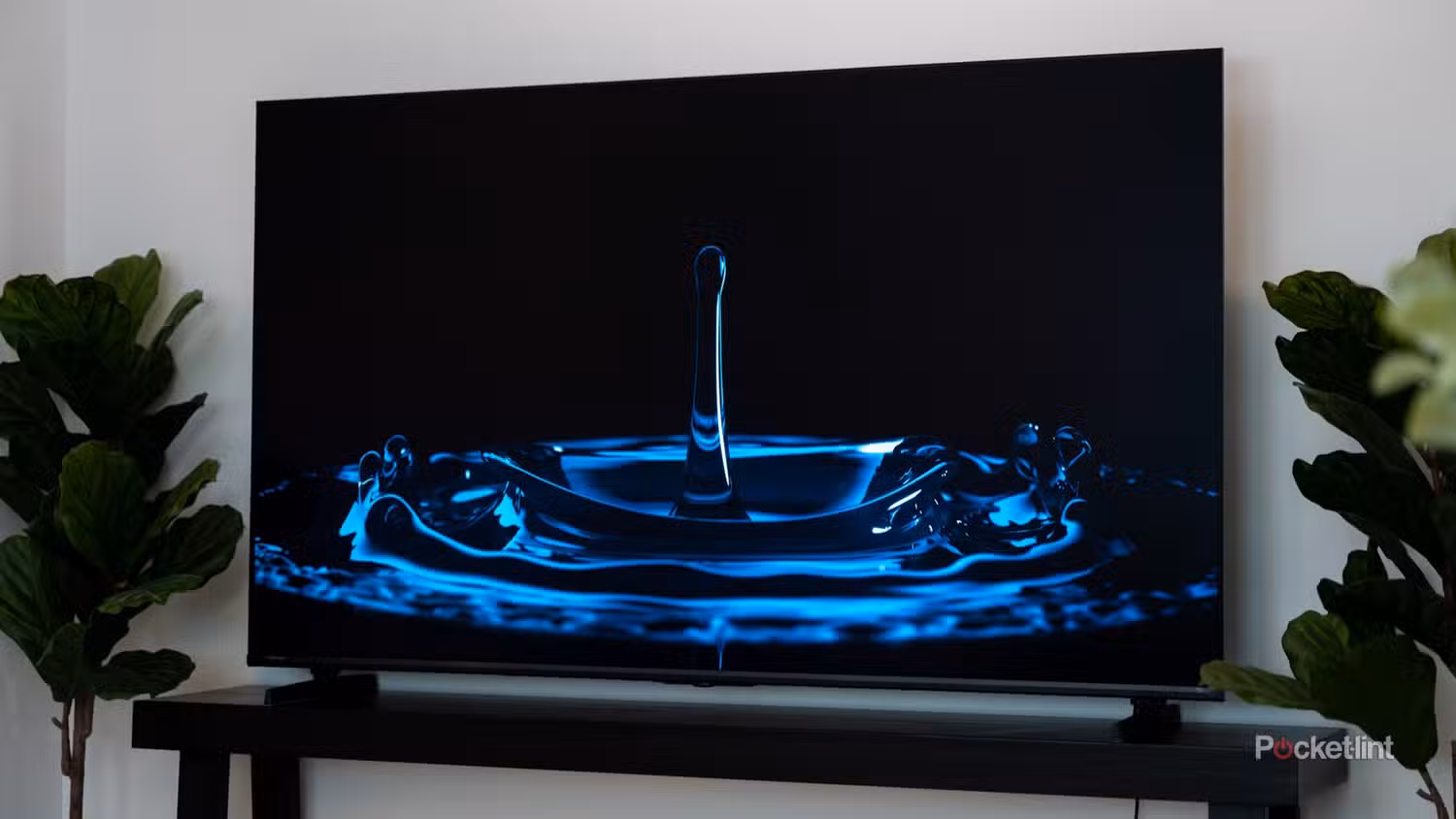 Hisense U6 روی پایه تلویزیون که یک قطره آب با نور آبی با رنگ مشکی عمیق را نمایش می دهد.
