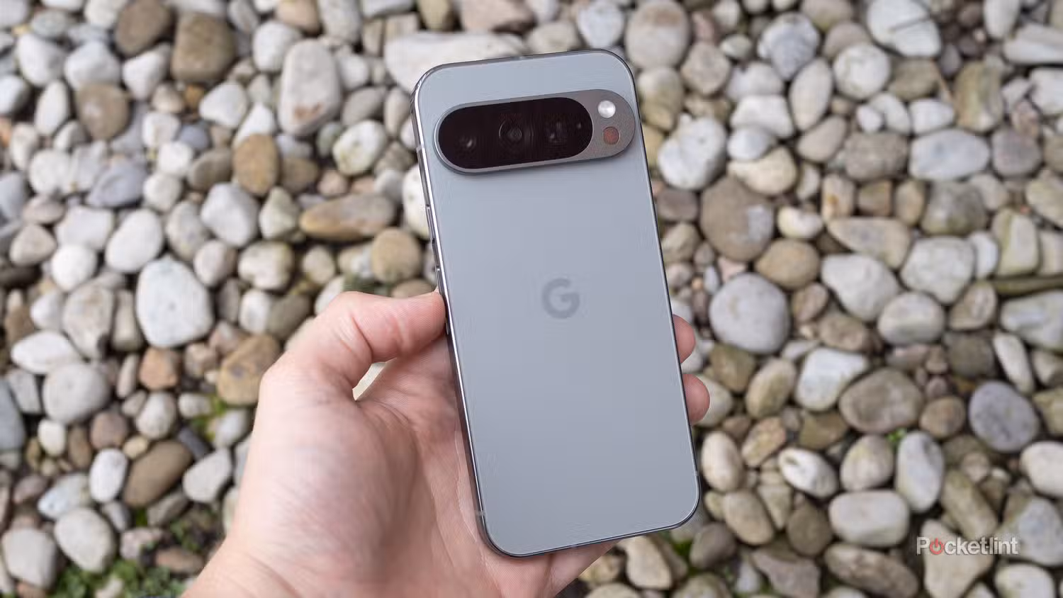 پشت Hazel Pixel 9 Pro.