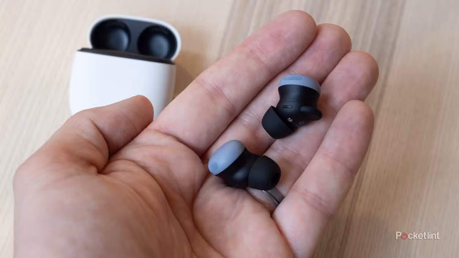 Pixel Buds 2a را نگه دارید