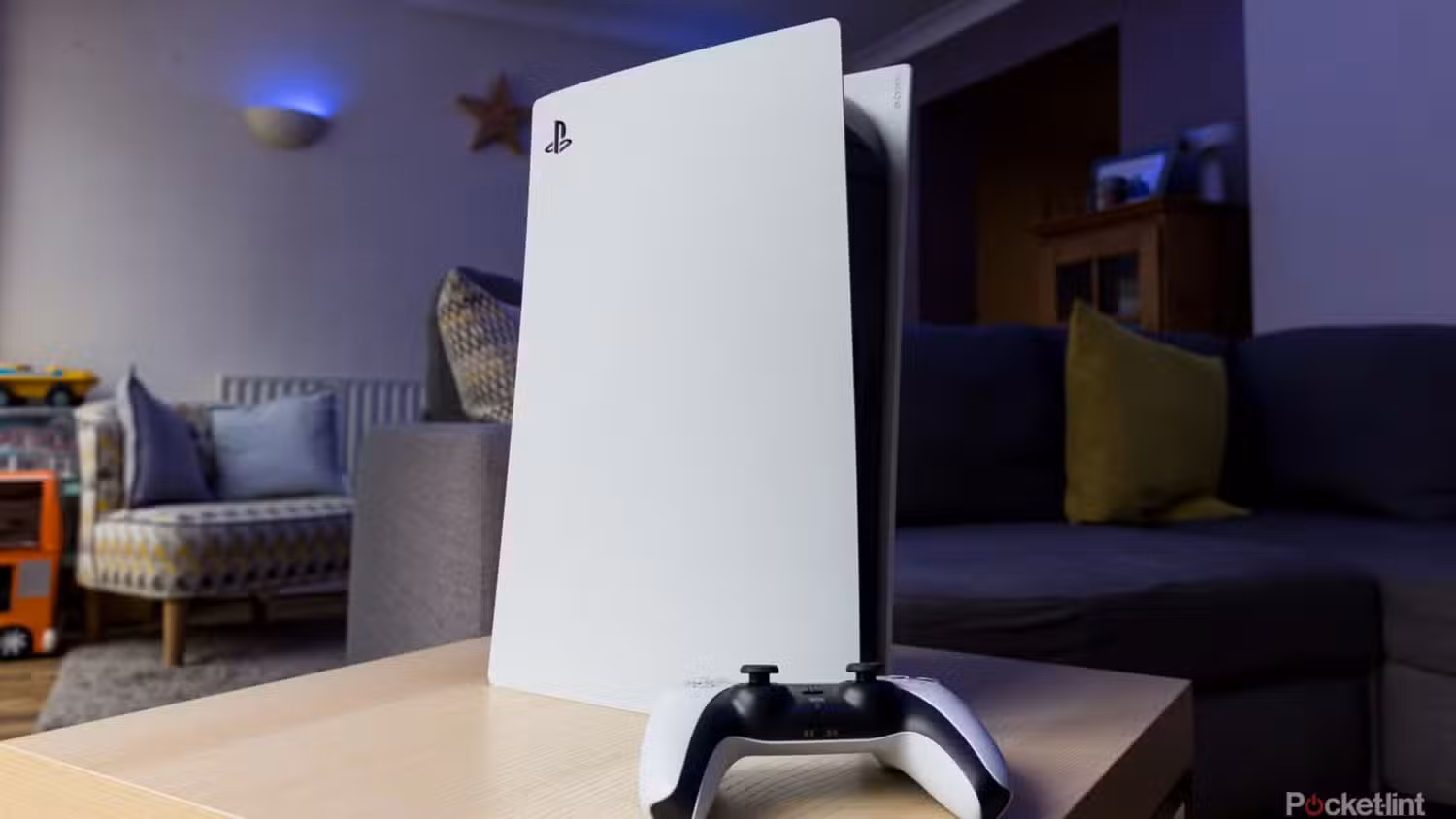 PS5 به صورت عمودی روی یک میز ایستاده بود.
