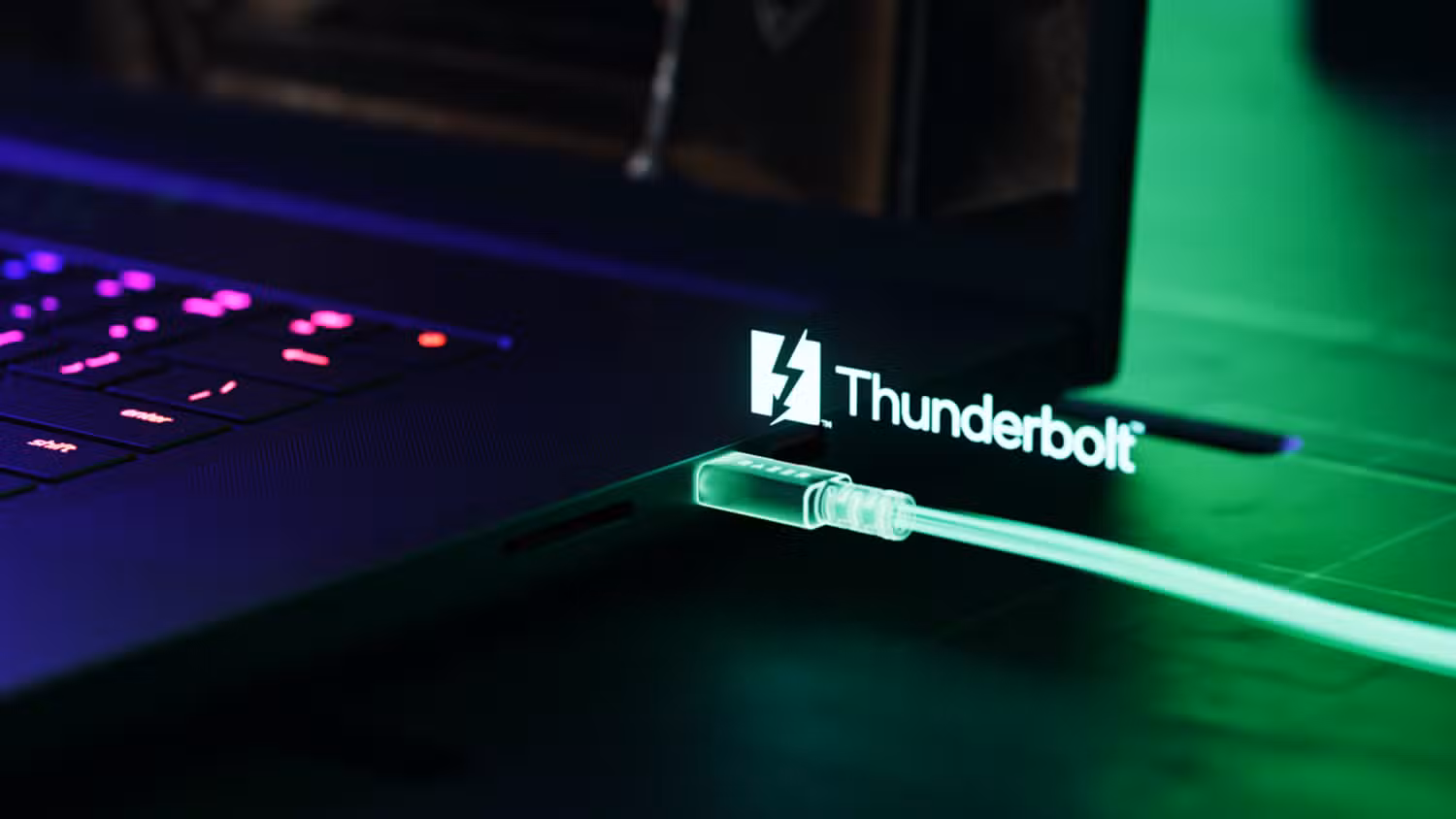 لپ تاپ Razer با کابل Thunderbolt 5 متصل شده است.